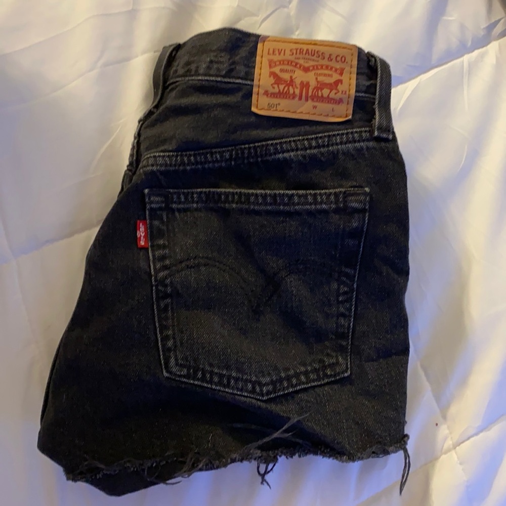 Black Levi’s jean shorts